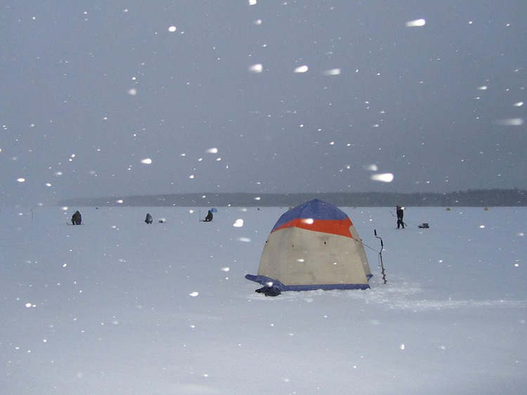 Отчет о рыбалке. Ловля корюшки на зимнюю блесну с обливным тройником.