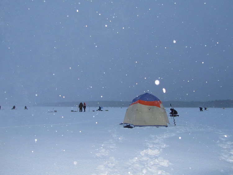 Отчет о рыбалке. Ловля корюшки на зимнюю блесну с обливным тройником.